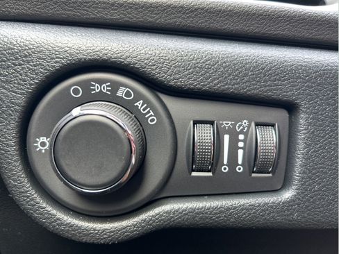 Used 2026 Chrysler Voyager LX FWD image 13