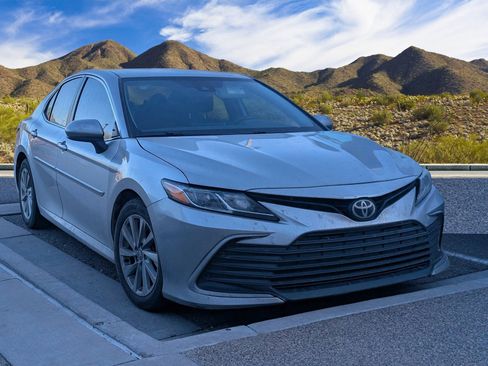 Used 2021 Toyota Camry LE image 3