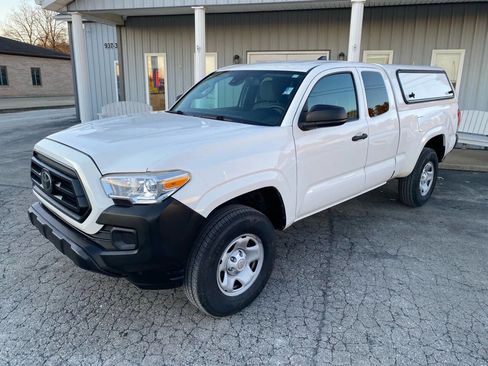 Used 2020 Toyota Tacoma SR image 3