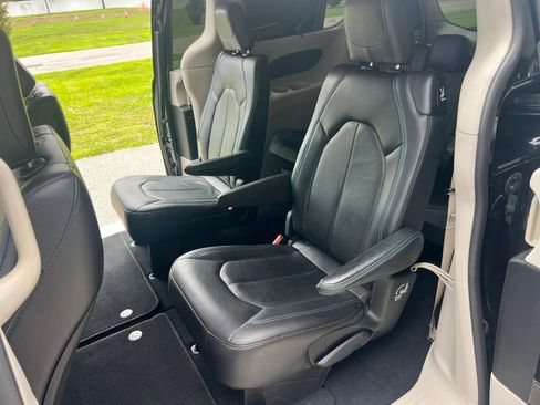Used 2021 Chrysler Pacifica Touring-L FWD image 11
