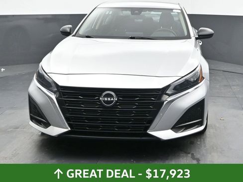 Used 2024 Nissan Altima 2.5 SV FWD image 5