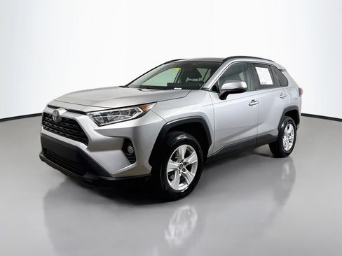 Used 2020 Toyota RAV4 XLE w/ Convenience Package FWD image 3