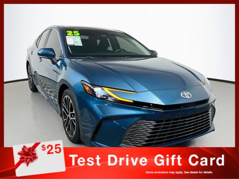 Used 2025 Toyota Camry XLE FWD image 1