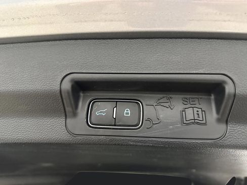 Used 2023 Ford Explorer Limited image 16