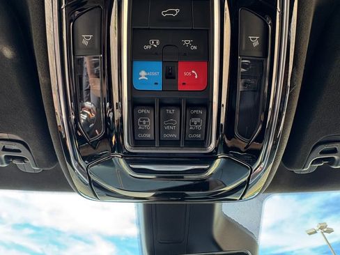 Used 2022 Jeep Grand Wagoneer Series III w/ Rear Seat Video Group 1 AWD/4WD image 25