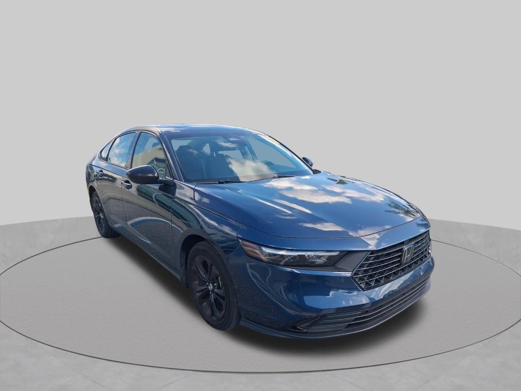 Certified 2025 Honda Accord SE image 3