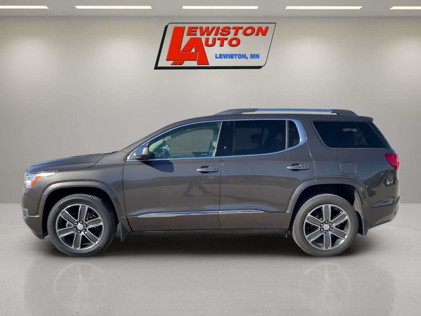 Certified 2019 GMC Acadia Denali w/ Technology Package AWD/4WD image 2