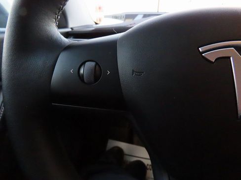 Used 2022 Tesla Model Y Long Range image 27