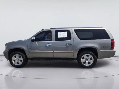 Used 2007 Chevrolet Suburban LT RWD image 5