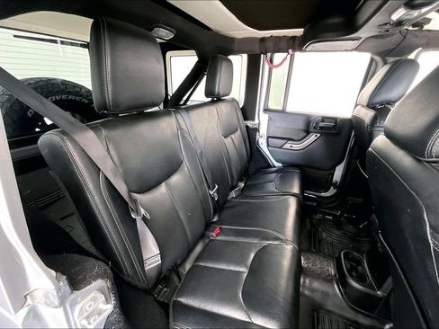 Used 2018 Jeep Wrangler Unlimited Sahara AWD/4WD image 36