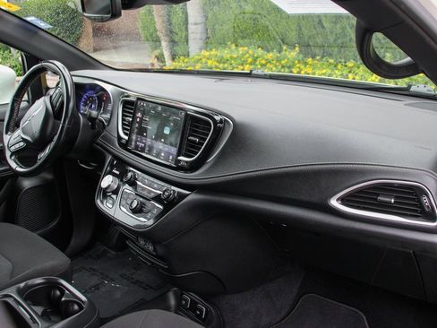 Used 2021 Chrysler Pacifica Touring w/ S Appearance Package image 36