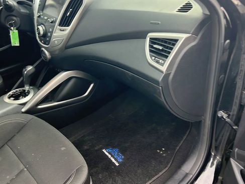 Used 2016 Hyundai Veloster image 17