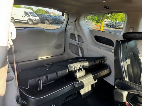 Certified 2023 Chrysler Pacifica Limited FWD image 16