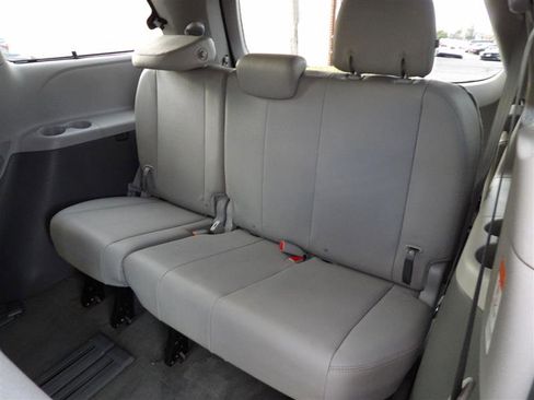 Used 2017 Toyota Sienna XLE image 14