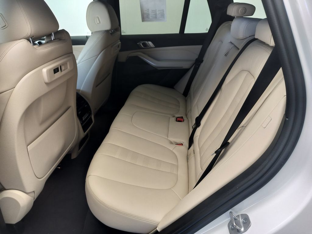 Used 2021 BMW X5 xDrive40i w/ Premium Package AWD/4WD image 18