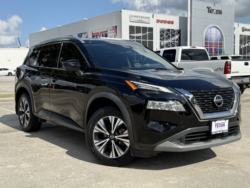 Used 2021 Nissan Rogue SV w/ Premium Package FWD image 2