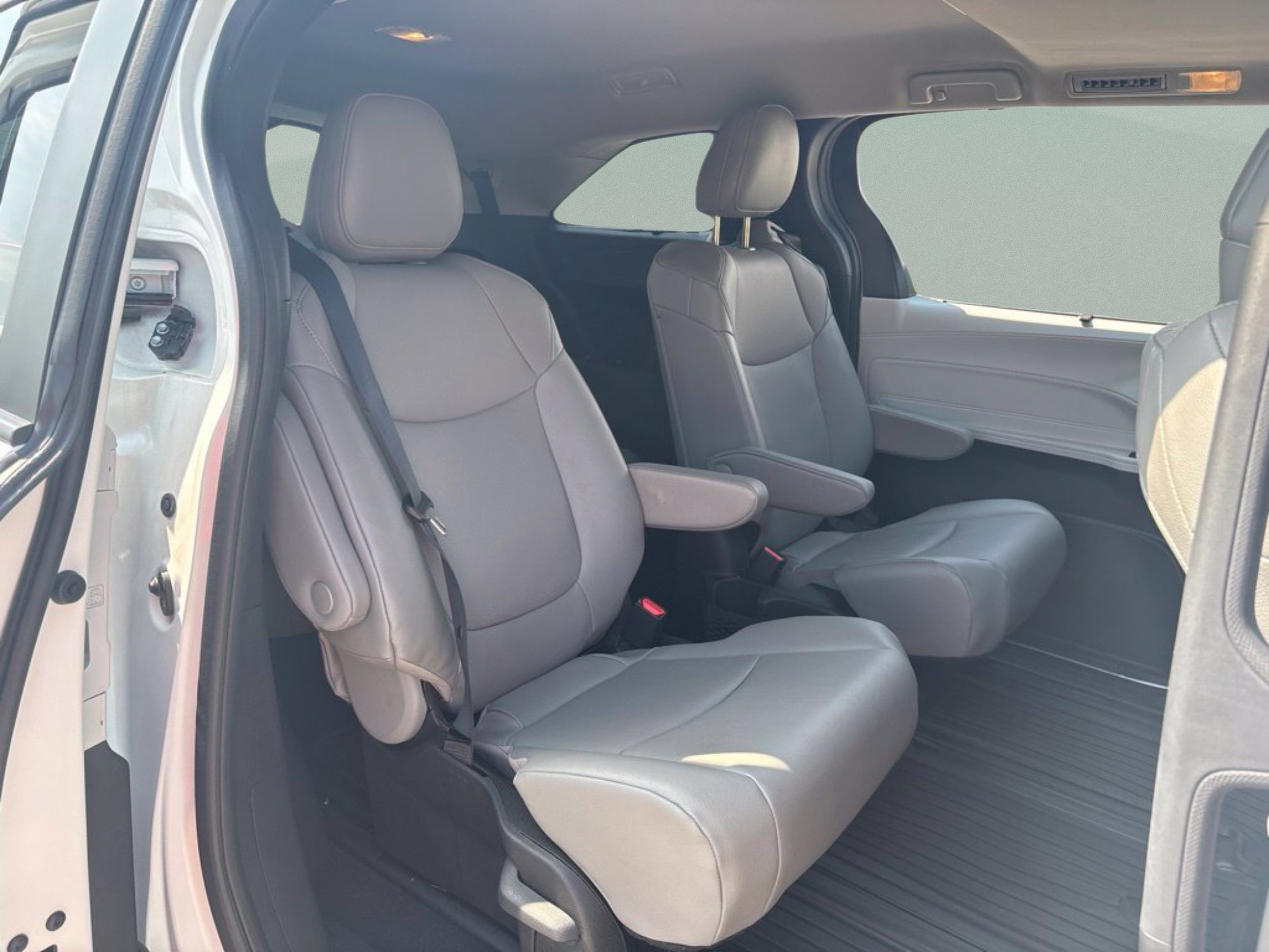 Certified 2026 Toyota Sienna XLE FWD image 25