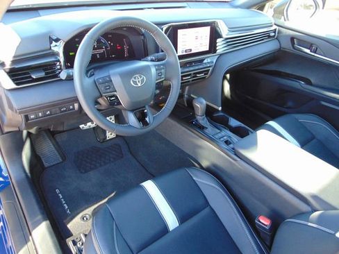 Used 2025 Toyota Camry SE image 11