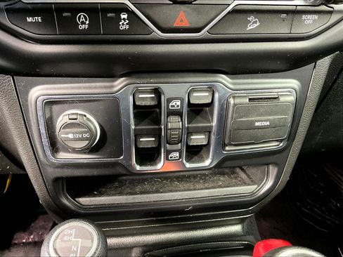 Used 2020 Jeep Wrangler Unlimited Sahara w/ Cold Weather Group AWD/4WD image 14