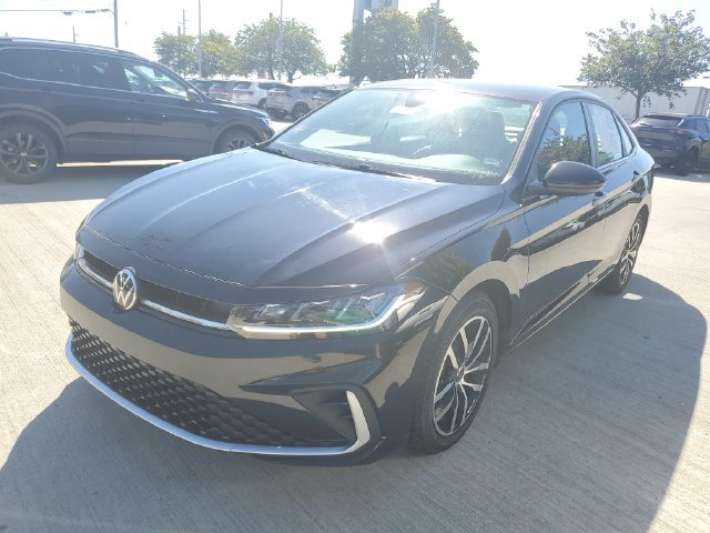 Certified 2025 Volkswagen Jetta SE FWD image 2