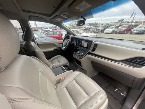 Used 2016 Toyota Sienna Limited image 14