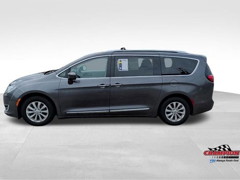 Used 2018 Chrysler Pacifica Touring-L FWD image 2