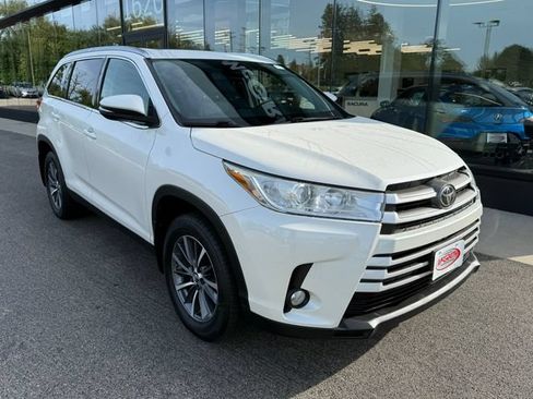 Used 2019 Toyota Highlander XLE AWD/4WD image 3