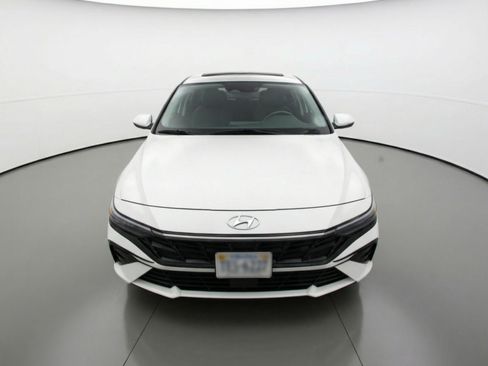Used 2025 Hyundai Elantra SEL image 2
