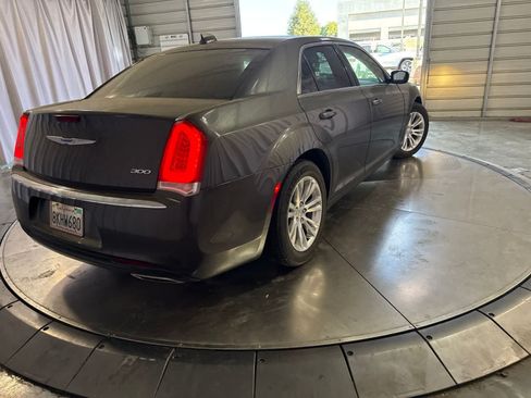 Used 2019 Chrysler 300 Touring L w/ Quick Order Package 22F RWD image 5