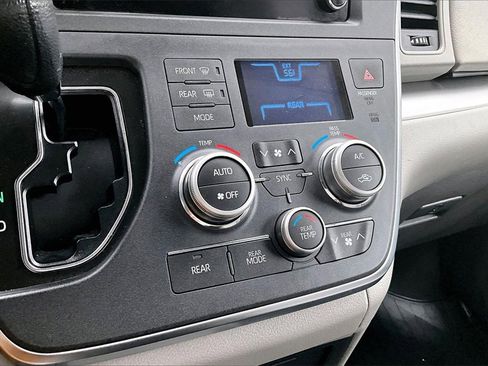 Used 2019 Toyota Sienna L image 15