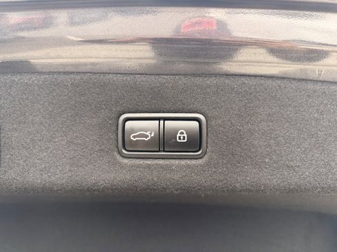 Used 2020 Kia K900 Luxury image 36