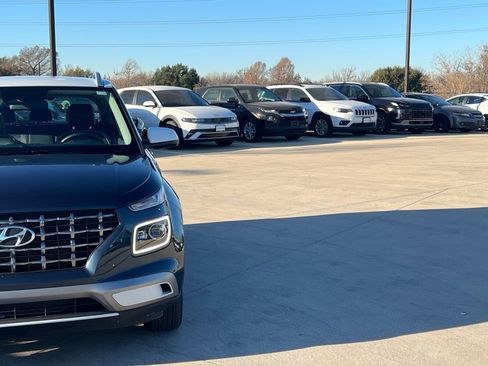 Used 2025 Hyundai Venue Limited image 3