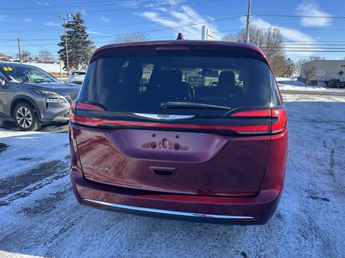 Used 2022 Chrysler Pacifica Touring-L image 4