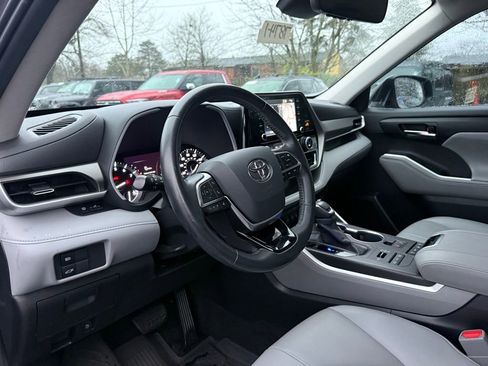 Used 2020 Toyota Highlander XLE image 13