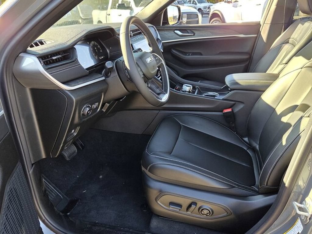 New 2027 Jeep Grand Cherokee Limited RWD image 3