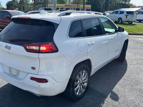 Used 2017 Jeep Cherokee Overland w/ Technology Group AWD/4WD image 5