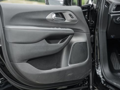 New 2025 Chrysler Pacifica Select image 31