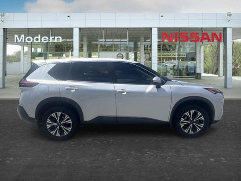 Used 2022 Nissan Rogue SV FWD image 8