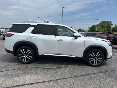 Certified 2025 Nissan Pathfinder Platinum w/ Cargo Package AWD/4WD image 4