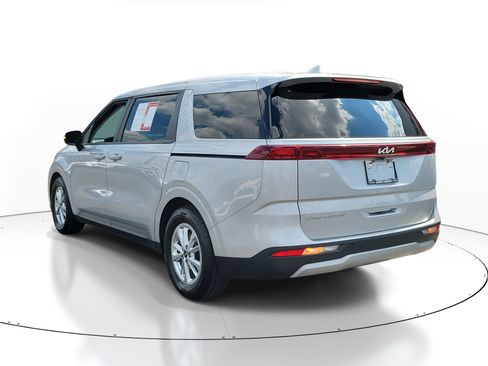Used 2022 Kia Carnival LX image 3
