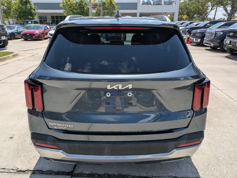 Used 2024 Kia Sorento S FWD image 5