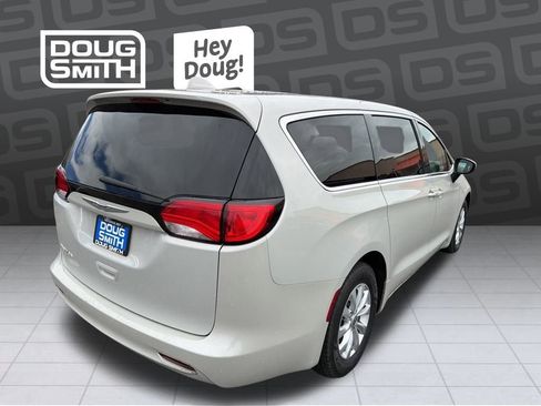 Used 2017 Chrysler Pacifica Touring w/ Tire & Wheel Group image 5