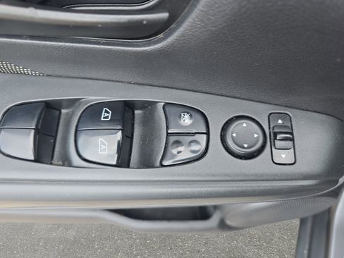 Used 2018 Nissan Kicks S FWD image 25