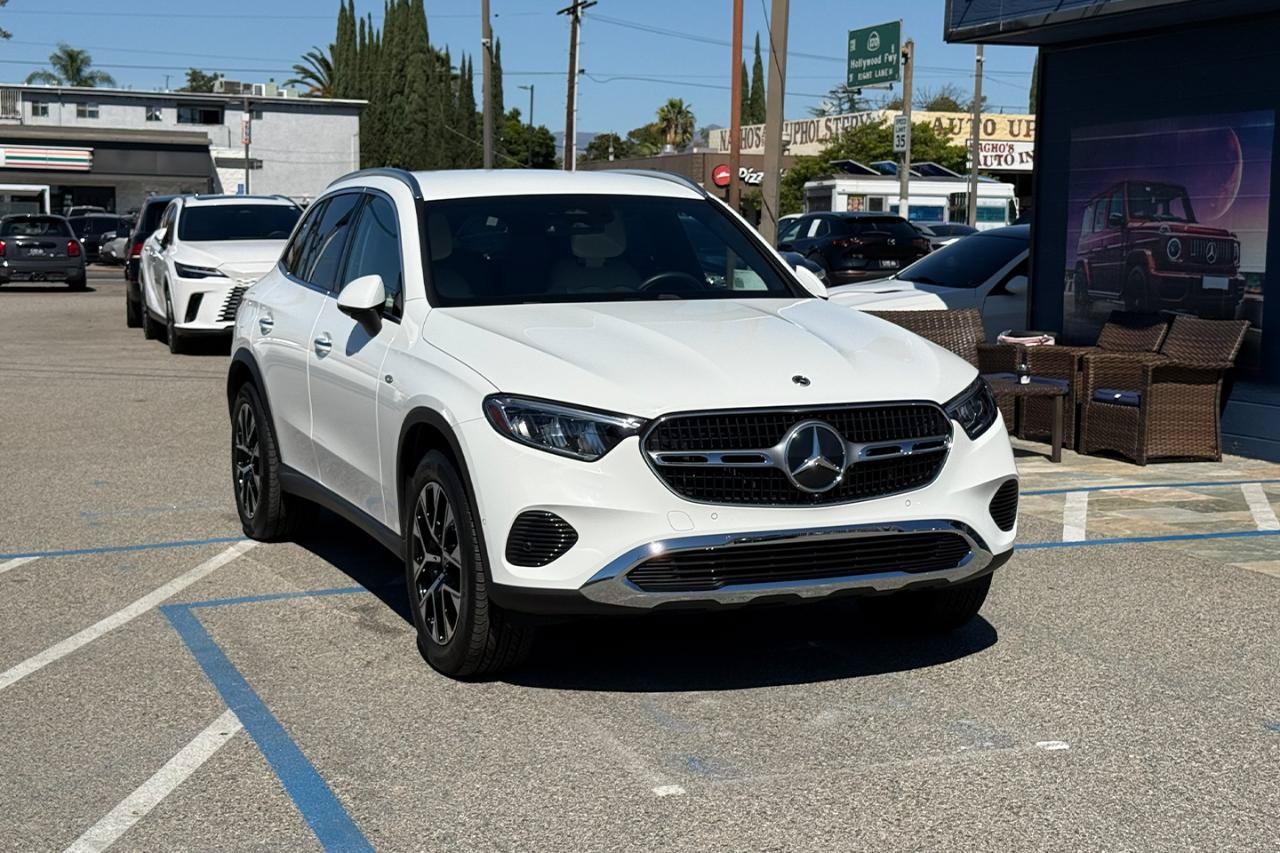Used 2025 Mercedes-Benz GLC 350e 4MATIC image 4