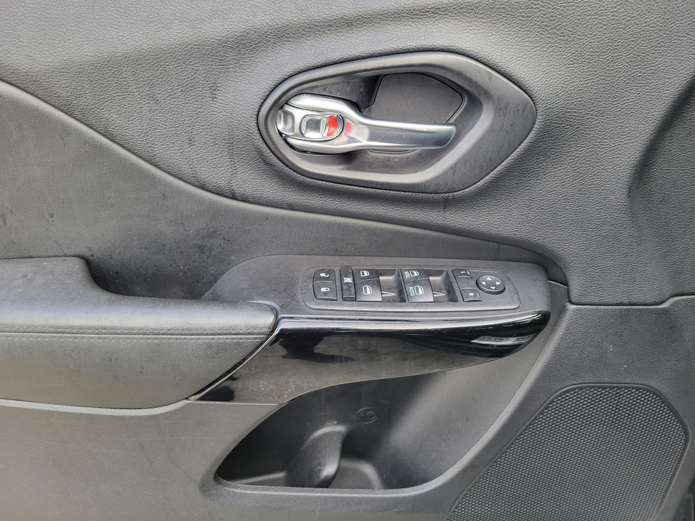 Used 2020 Jeep Cherokee Latitude Plus FWD image 15