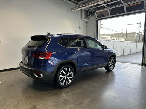 Used 2022 Volkswagen Taos SE image 3