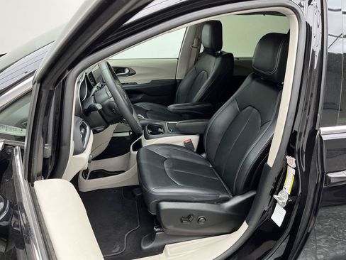 Used 2024 Chrysler Pacifica Touring-L FWD image 8