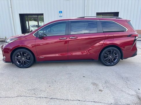 Used 2021 Toyota Sienna XSE w/ XSE Plus Package FWD image 2