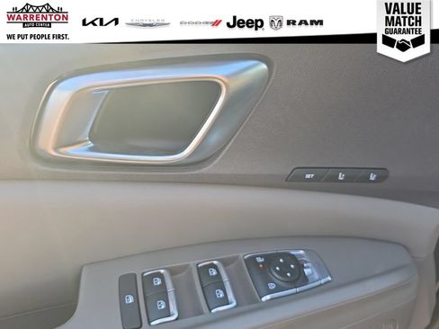 Used 2025 Kia Carnival EX FWD image 11