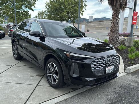 Used 2025 Audi Q5 Premium w/ Convenience Package image 4